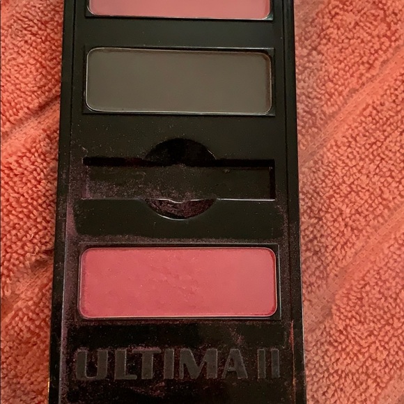 Ultima ll eyeshadow and blush. No brush included - Picture 2 of 5